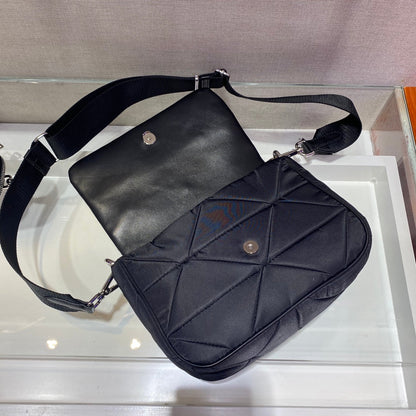 PETIT SAC À RABAT 21 EN RE-NYLON NOIR À MOTIF MATELASSÉ TRIANGULAIRE