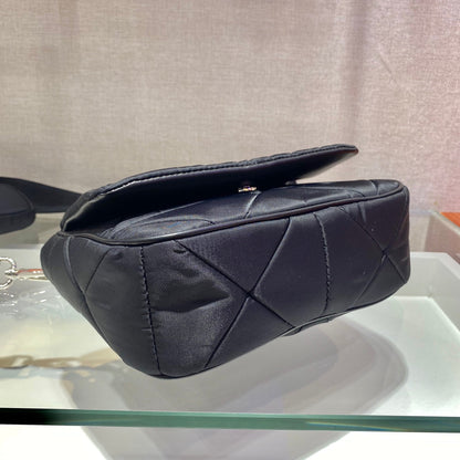 PETIT SAC À RABAT 21 EN RE-NYLON NOIR À MOTIF MATELASSÉ TRIANGULAIRE