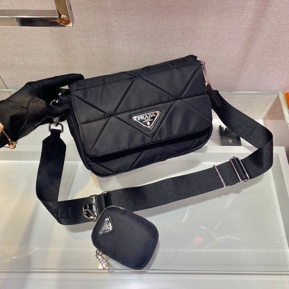 PETIT SAC À RABAT 21 EN RE-NYLON NOIR À MOTIF MATELASSÉ TRIANGULAIRE