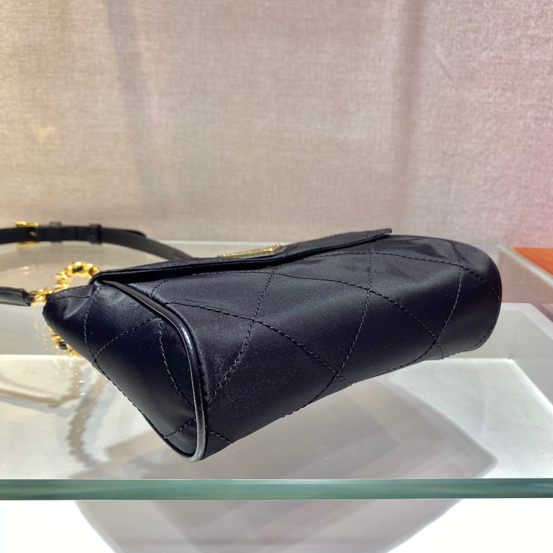 スモールキルティングフラップバッグ 18インチ ブラック RE-NYLON ファブリック ゴールドチェーン