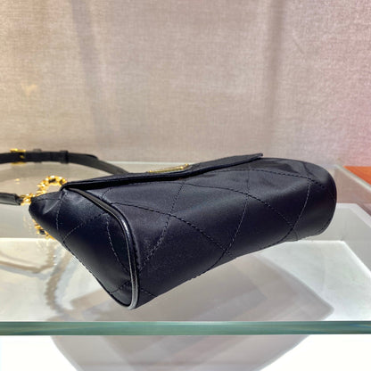 スモールキルティングフラップバッグ 18インチ ブラック RE-NYLON ファブリック ゴールドチェーン