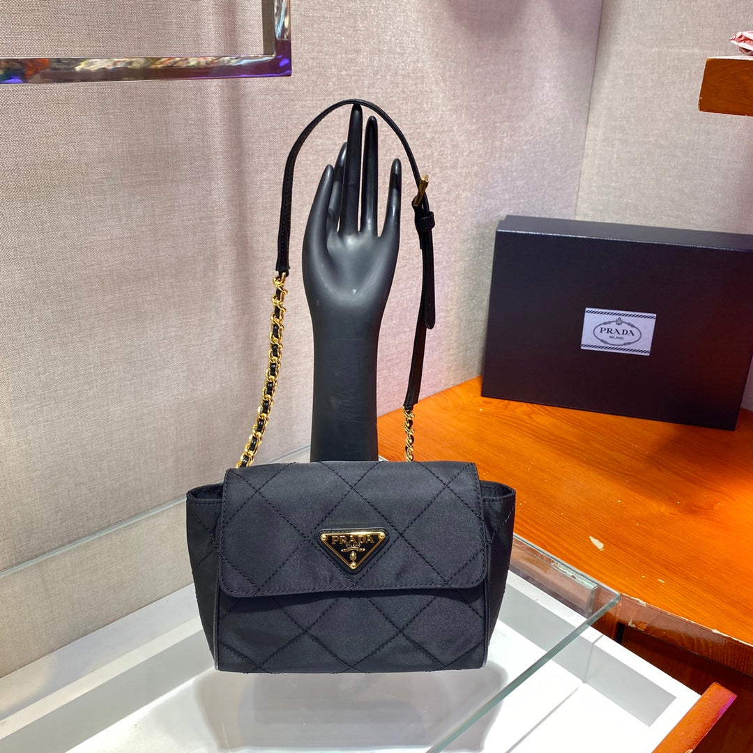 スモールキルティングフラップバッグ 18インチ ブラック RE-NYLON ファブリック ゴールドチェーン