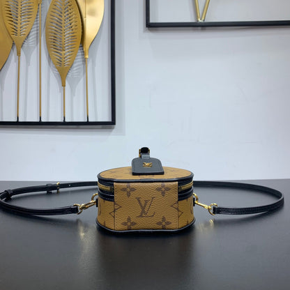MINI BOÎTE CHAPEAU 13 EN TOILE INVERSE MONOGRAMME MARRON QUINCAILLERIE DORÉ