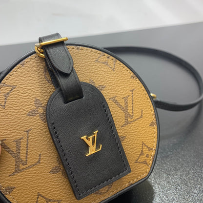 MINI BOÎTE CHAPEAU 13 EN TOILE INVERSE MONOGRAMME MARRON QUINCAILLERIE DORÉ