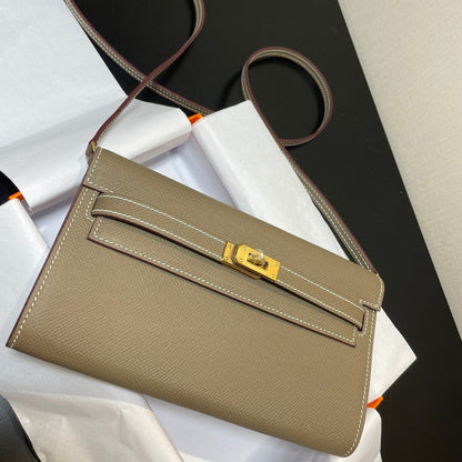 Portefeuille Kelly To Go 20,5 pouces en cuir Epsom étoupe, quincaillerie dorée