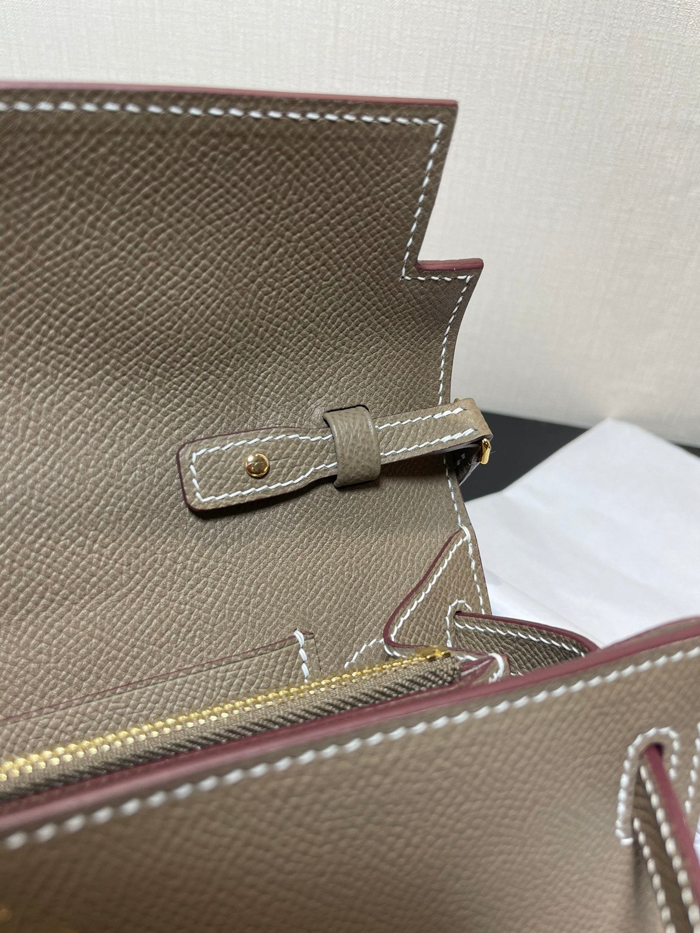 Portefeuille Kelly To Go 20,5 pouces en cuir Epsom étoupe, quincaillerie dorée