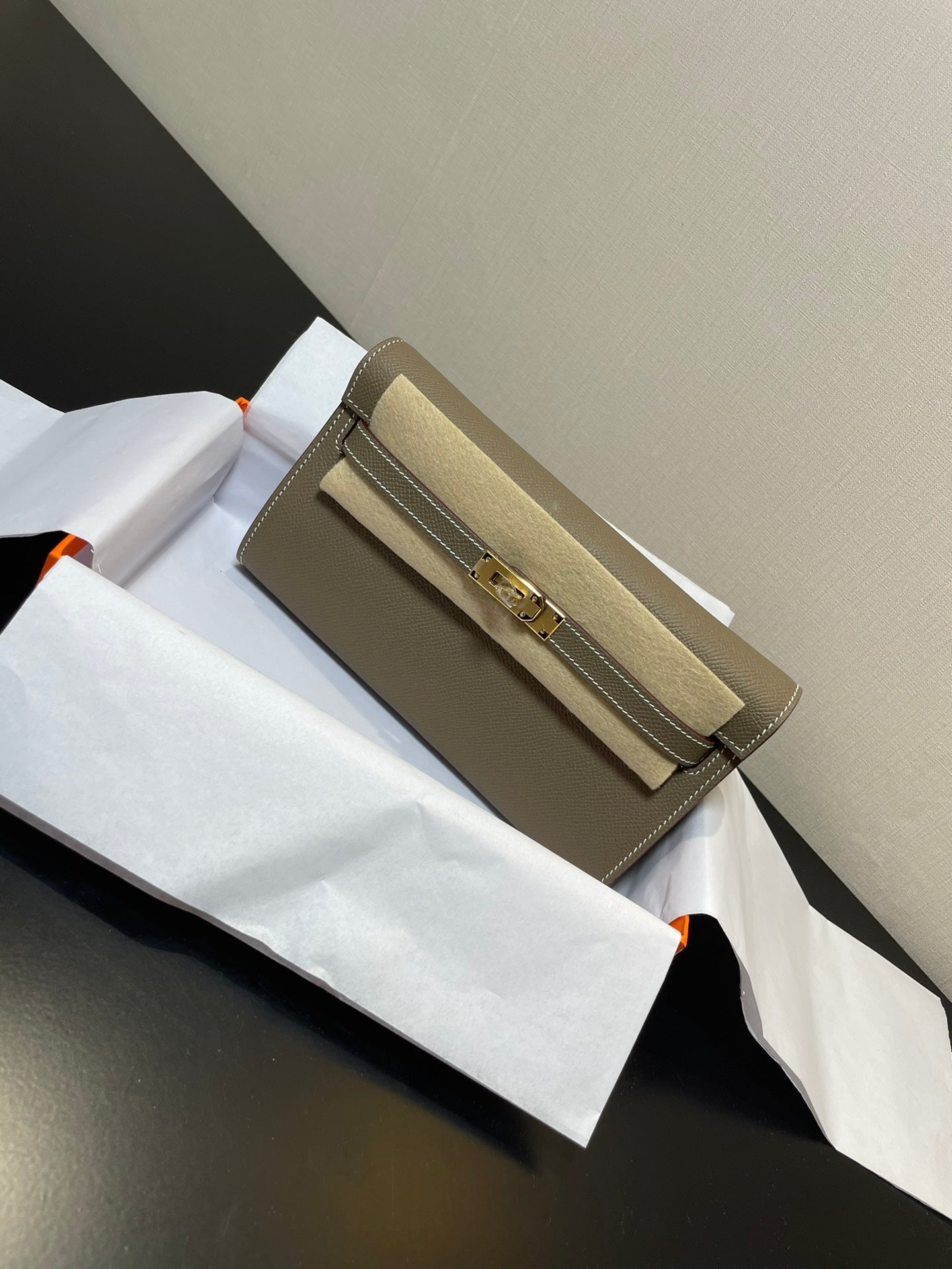Portefeuille Kelly To Go 20,5 pouces en cuir Epsom étoupe, quincaillerie dorée
