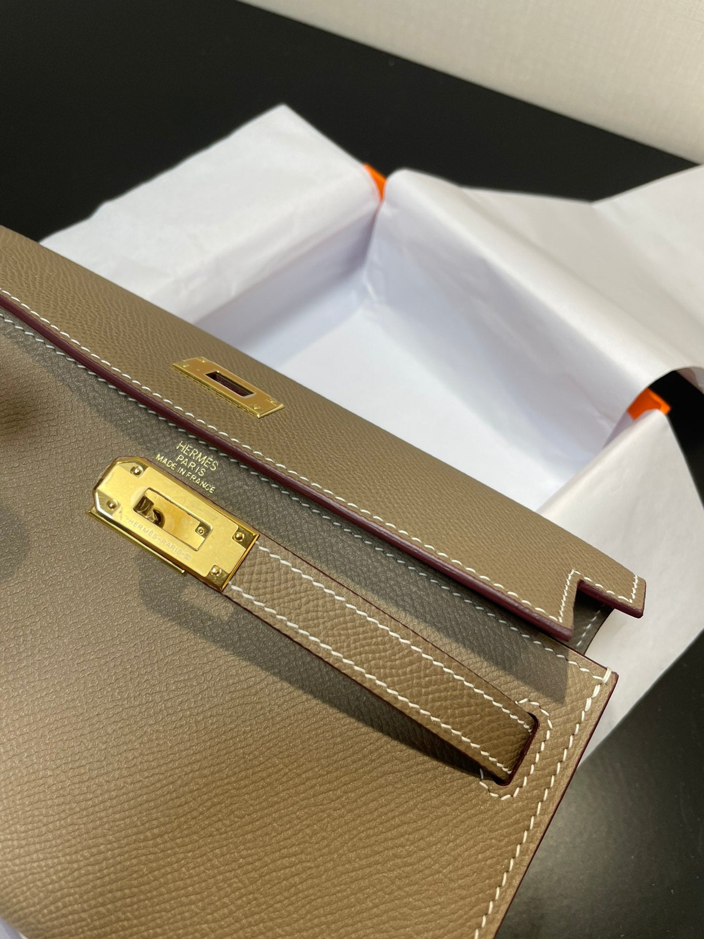Portefeuille Kelly To Go 20,5 pouces en cuir Epsom étoupe, quincaillerie dorée