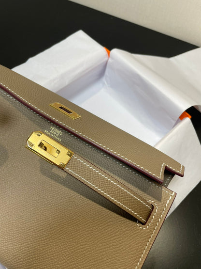 Portefeuille Kelly To Go 20,5 pouces en cuir Epsom étoupe, quincaillerie dorée