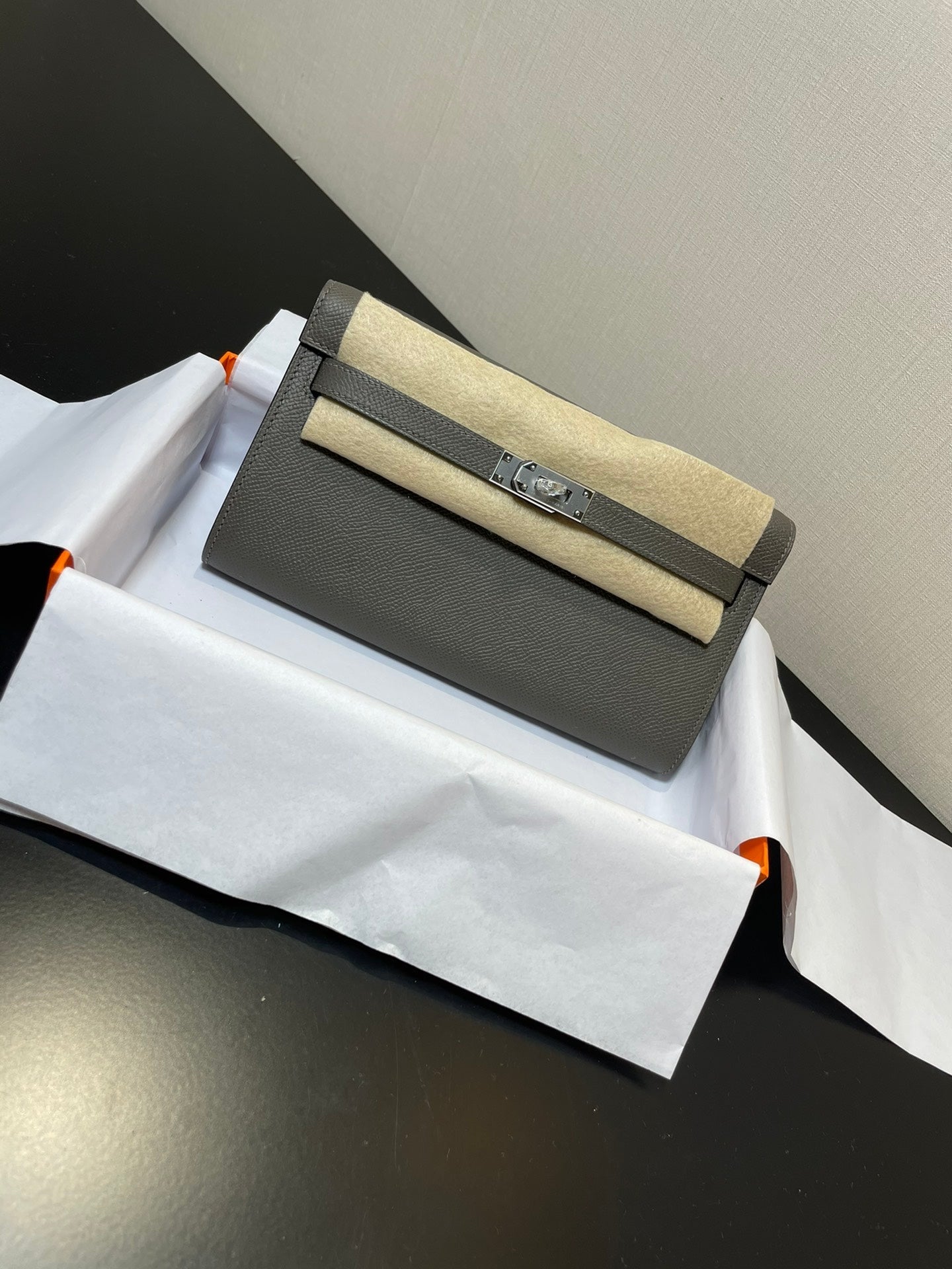 Portefeuille Kelly To Go 20,5 pouces en étain Epsom, quincaillerie argentée