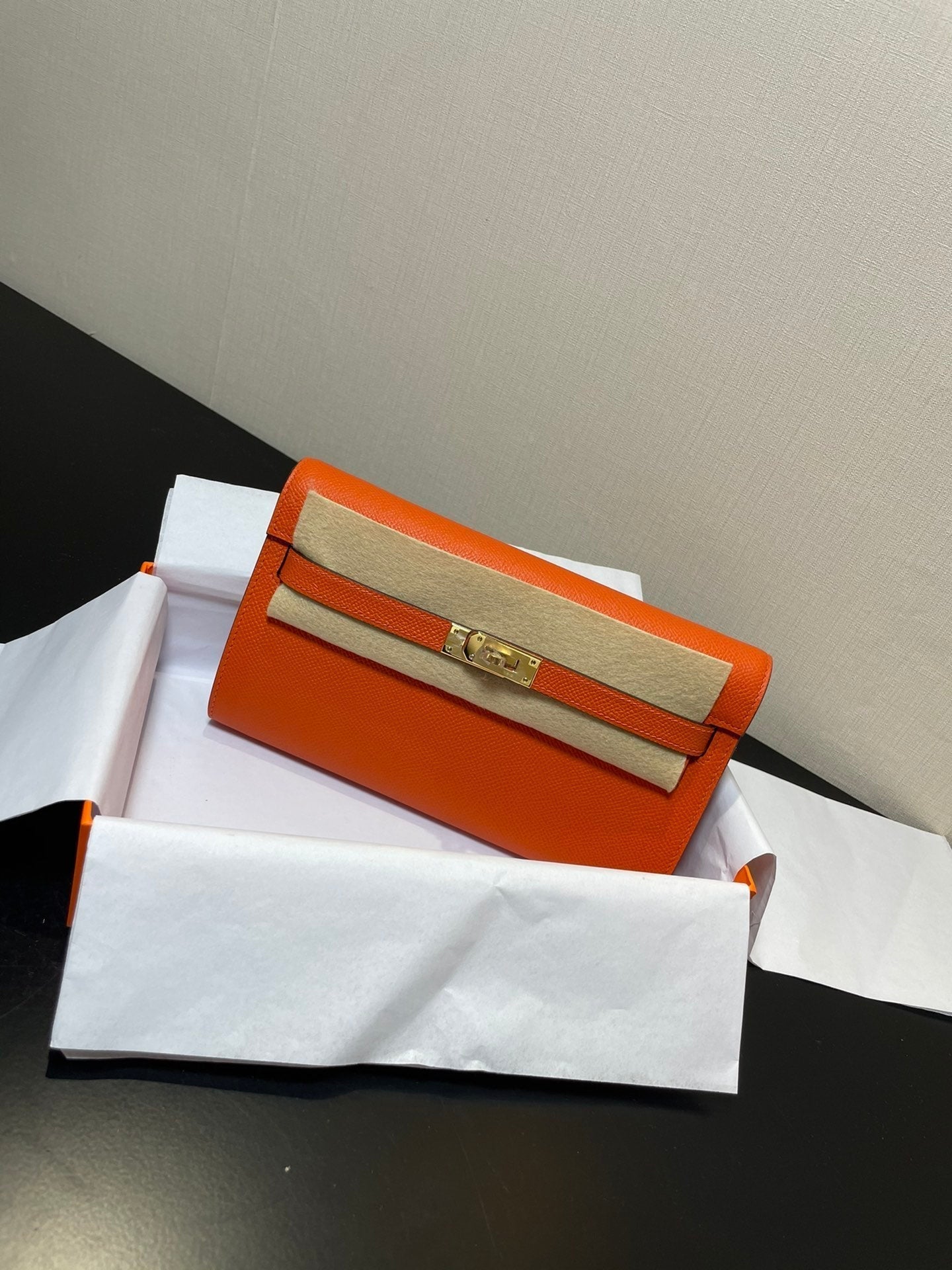Portefeuille Kelly To Go 20,5 pouces en cuir Epsom orange et matériel doré