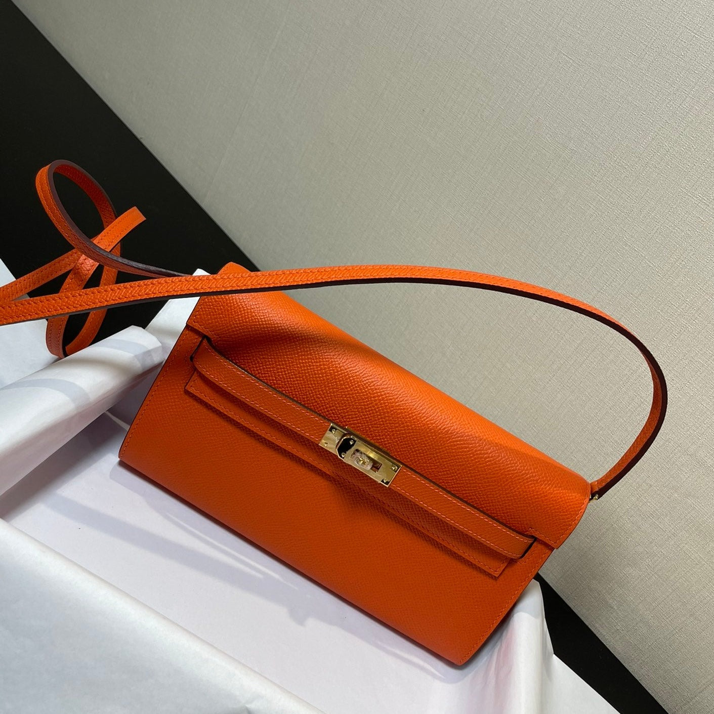 Portefeuille Kelly To Go 20,5 pouces en cuir Epsom orange et matériel doré
