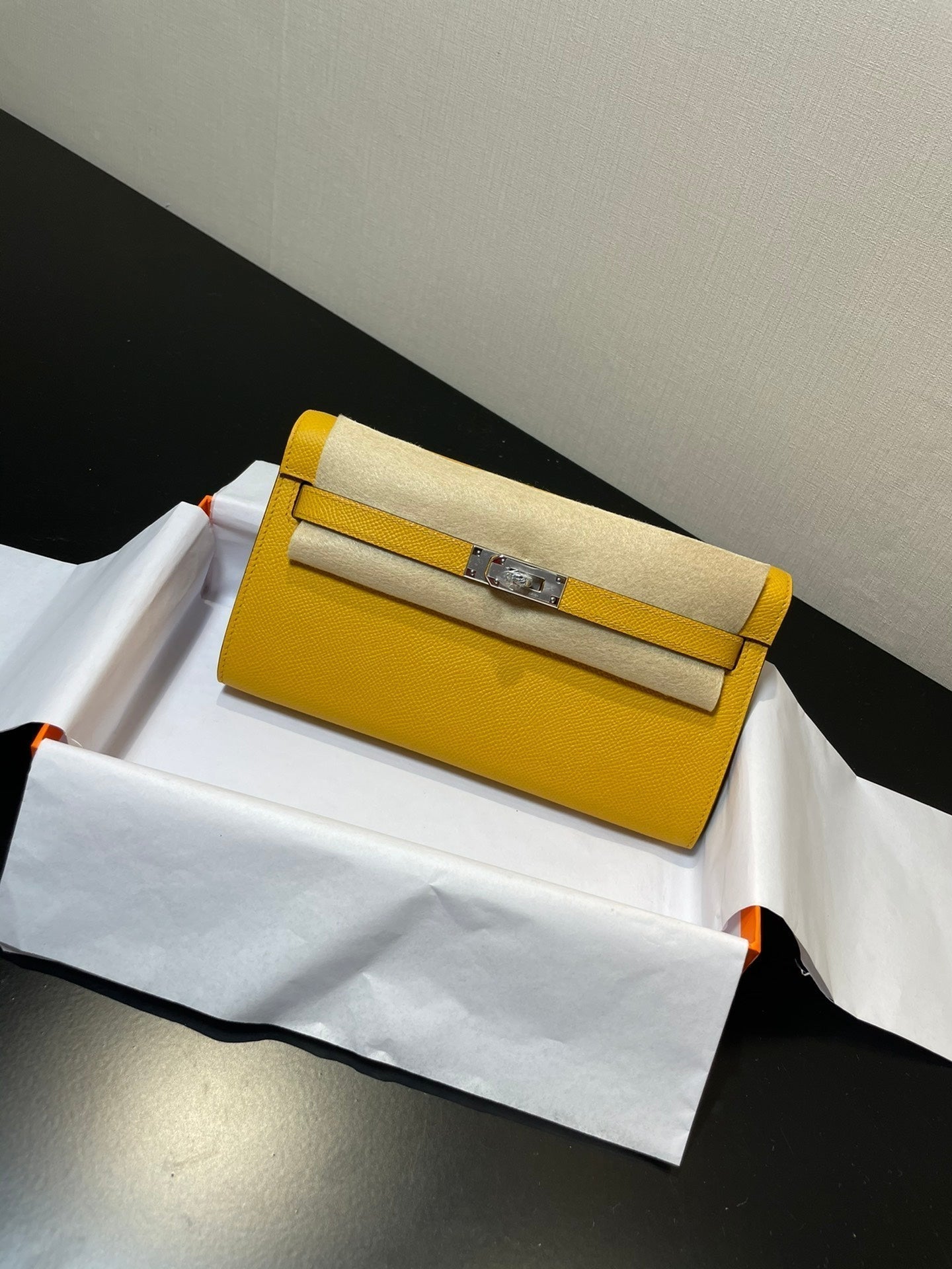 Portefeuille Kelly To Go 20,5 pouces en cuir Epsom jaune et matériel argenté