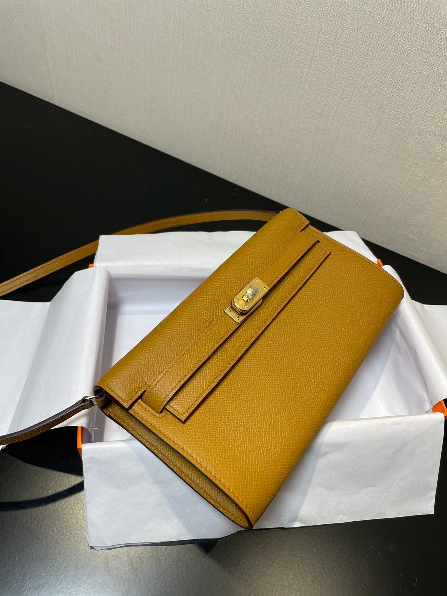Portefeuille Kelly To Go 20,5 pouces en kraft Epsom avec quincaillerie dorée