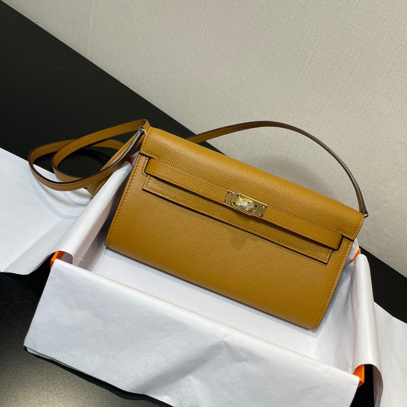 Portefeuille Kelly To Go 20,5 pouces en kraft Epsom avec quincaillerie dorée