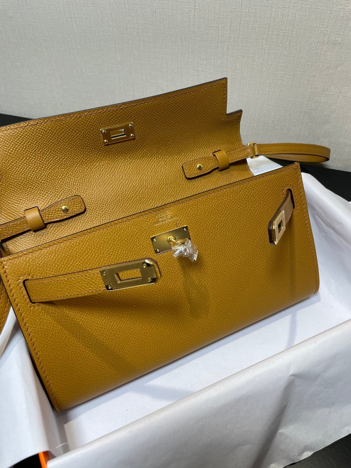 Portefeuille Kelly To Go 20,5 pouces en kraft Epsom avec quincaillerie dorée