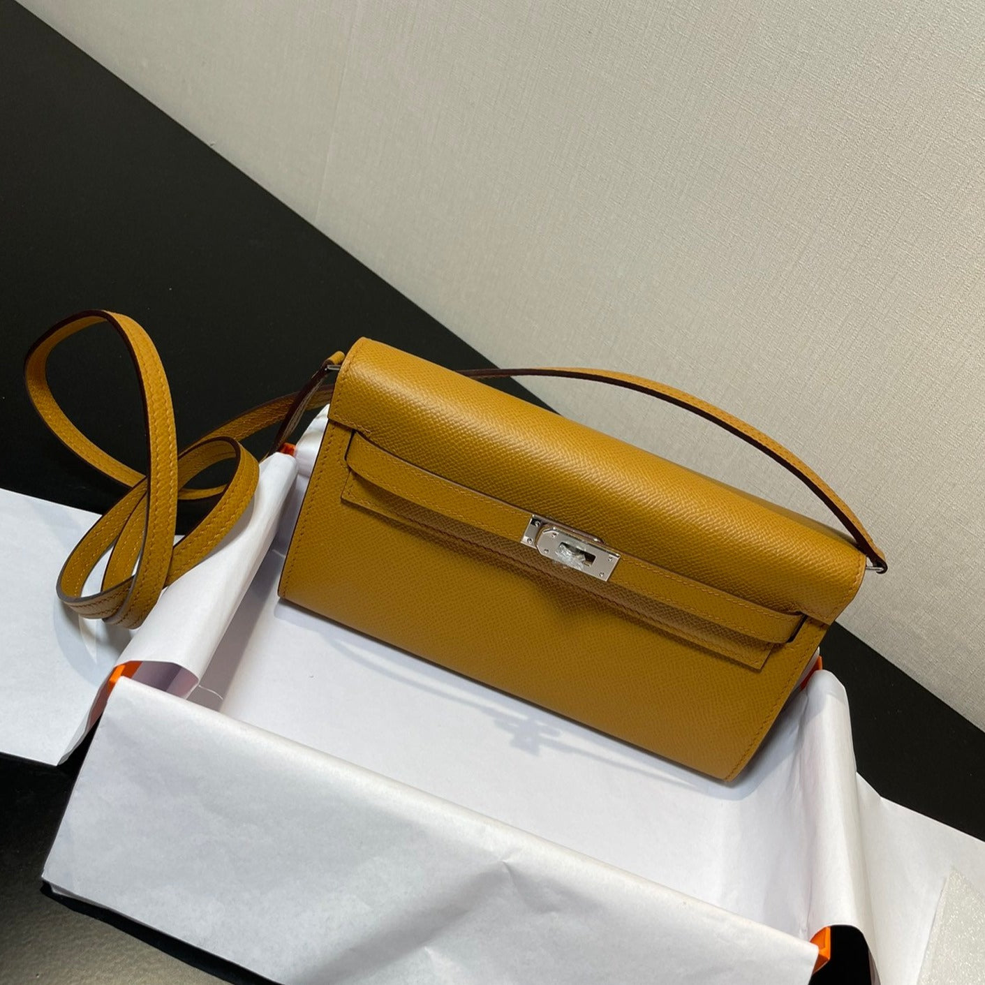 Portefeuille Kelly To Go 20,5 pouces en kraft Epsom avec quincaillerie argentée