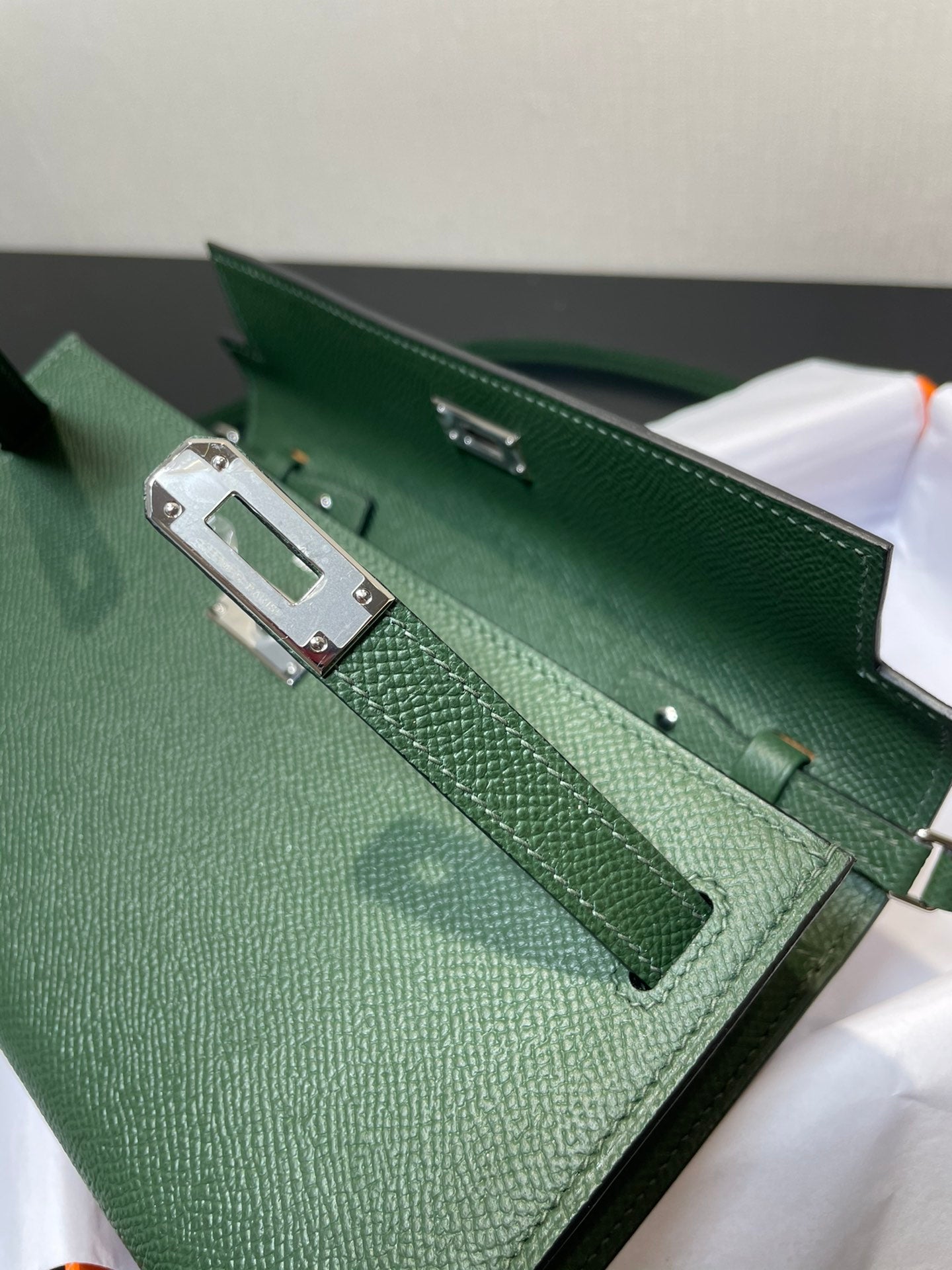 Portefeuille Kelly To Go 20,5 pouces en cuir Epsom vert et matériel argenté