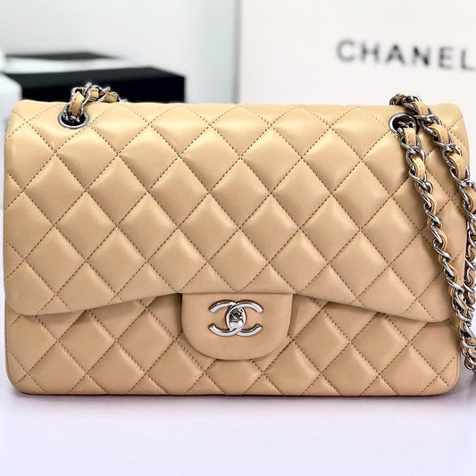 sac à rabat jumbo 30 en cuir d'agneau beige clair et accessoires argentés