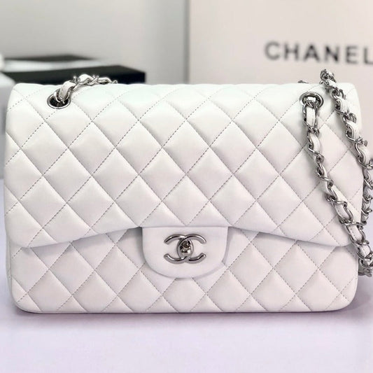 sac à rabat jumbo 30 cm en cuir d'agneau blanc et accessoires argentés