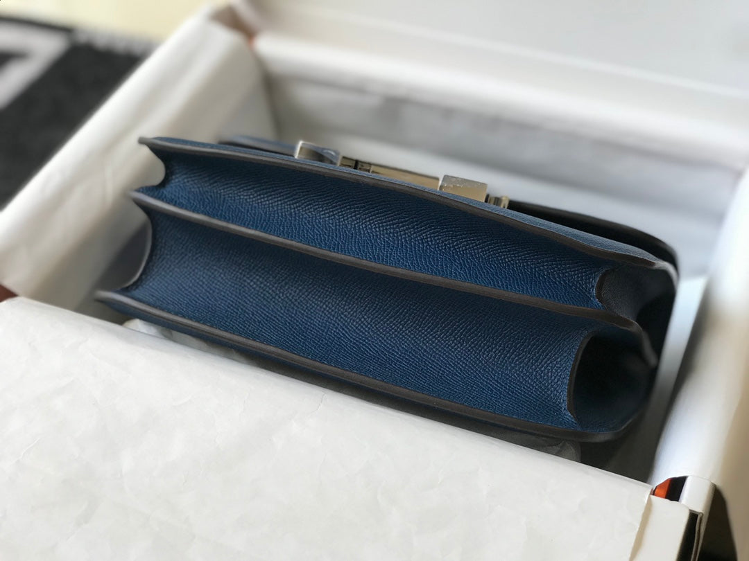 Constance 24 cuir Epsom bleu et quincaillerie argentée