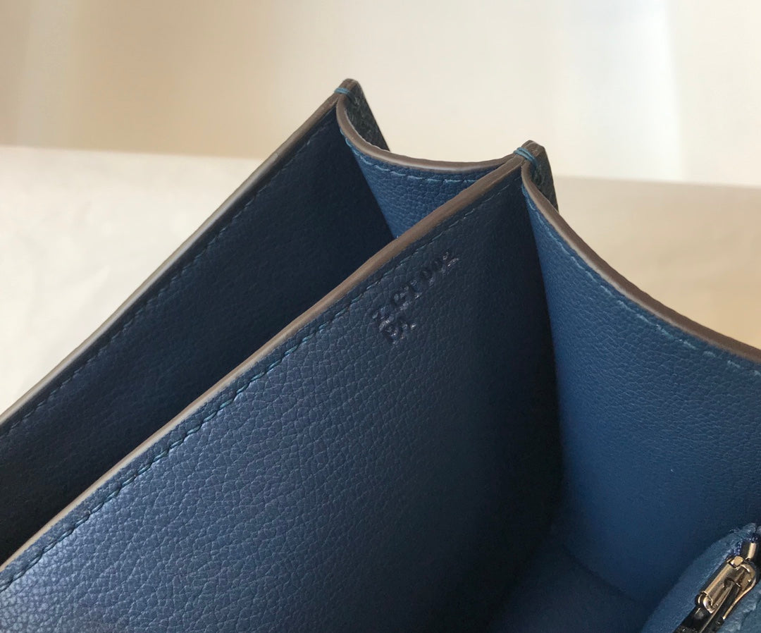 Constance 24 cuir Epsom bleu et quincaillerie argentée
