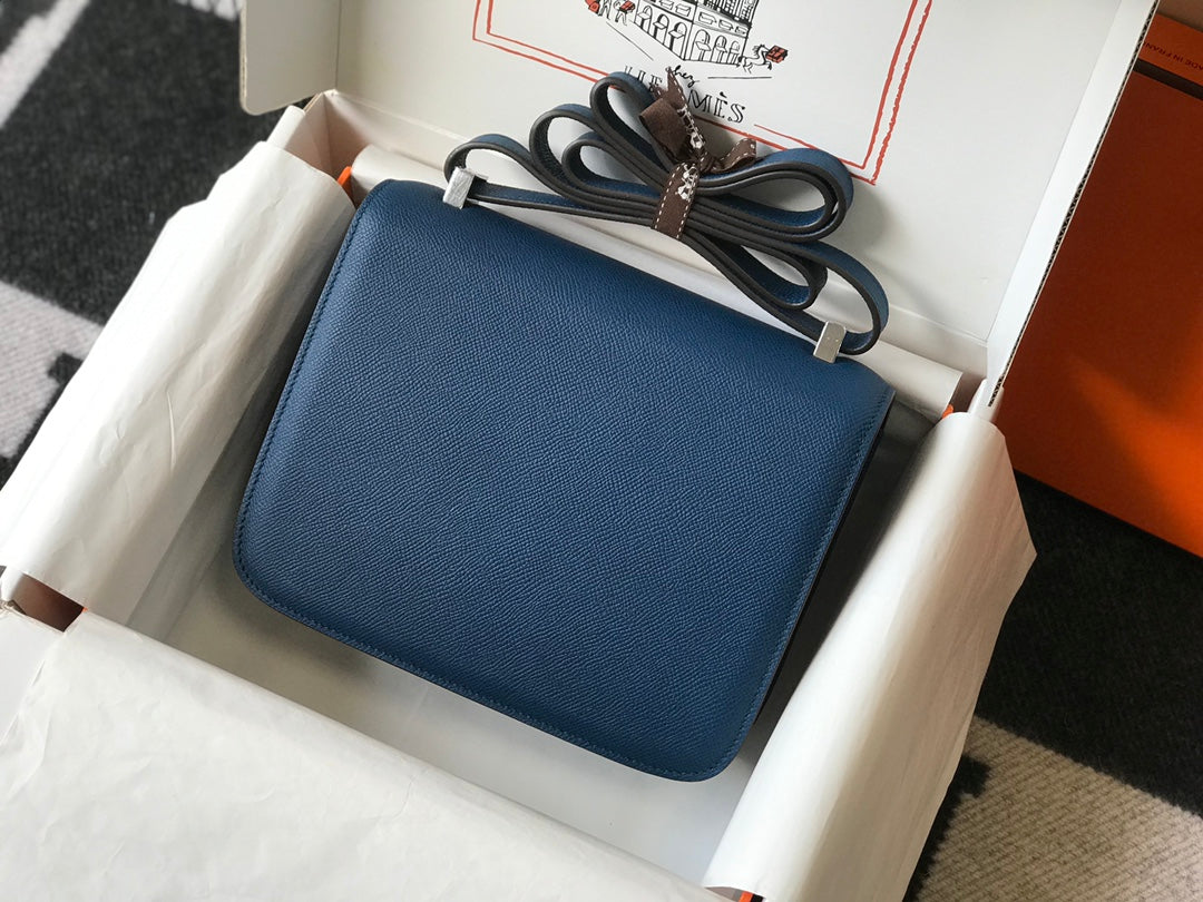 Constance 24 cuir Epsom bleu et quincaillerie argentée