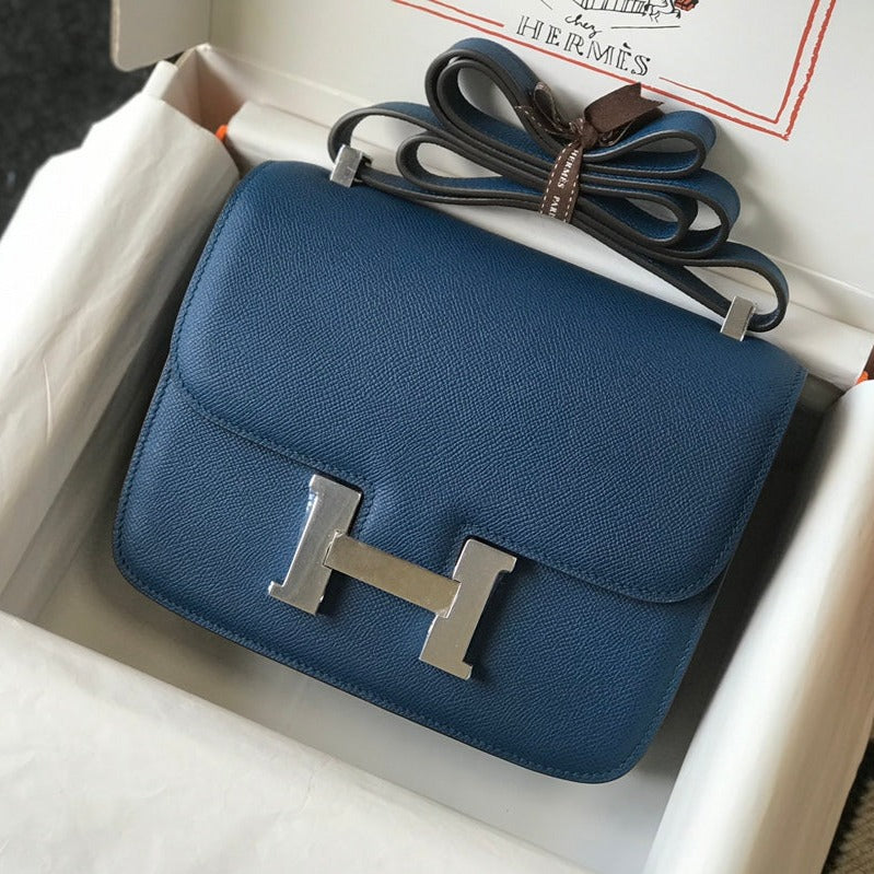 Constance 24 cuir Epsom bleu et quincaillerie argentée