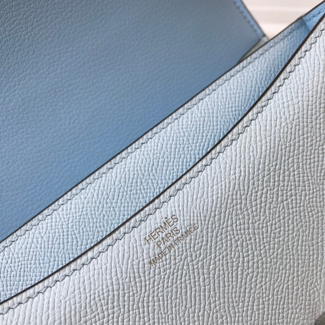 Constance 24 cuir Epsom bleu nuage, finitions dorées