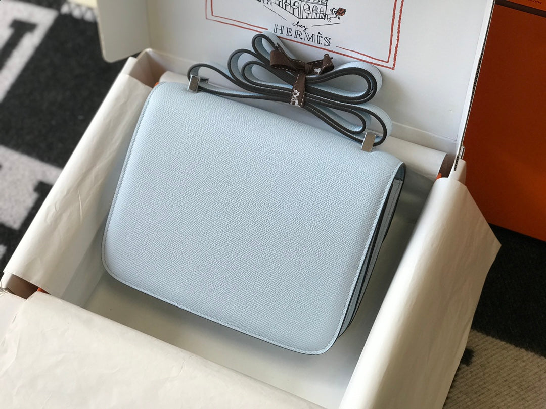 Constance 24 cuir Epsom bleu nuage, finitions dorées