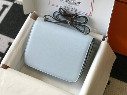 Constance 24 cuir Epsom bleu nuage, finitions dorées