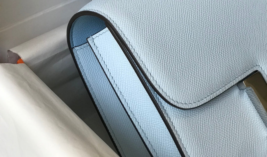 Constance 24 cuir Epsom bleu nuage, finitions dorées