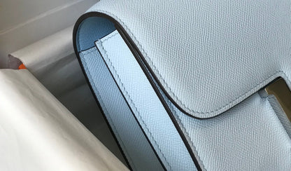 Constance 24 cuir Epsom bleu nuage, finitions dorées