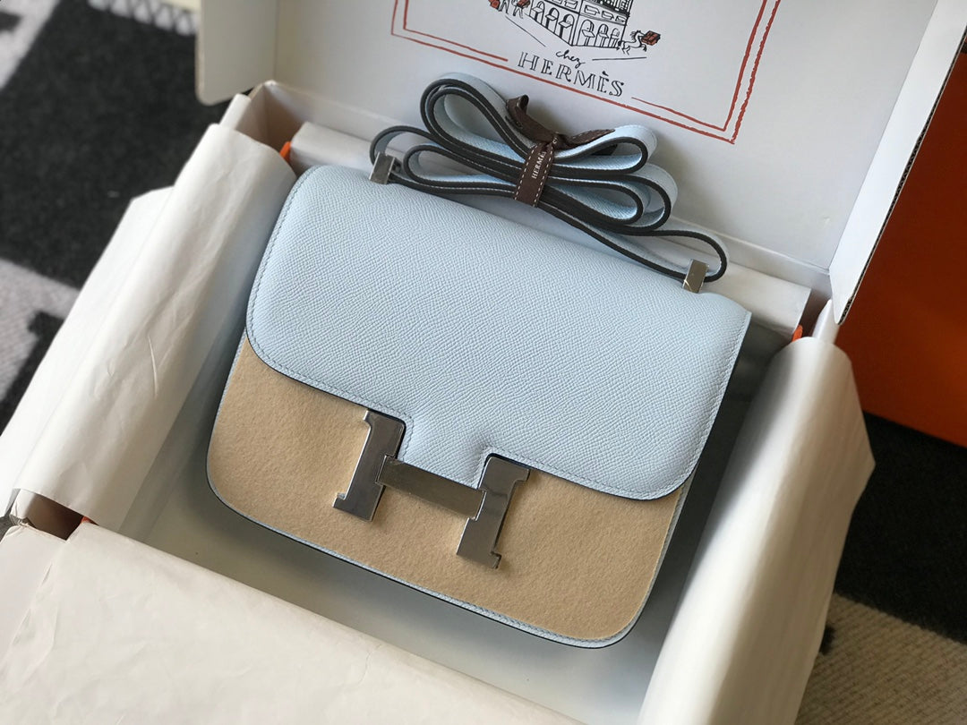 Constance 24 cuir Epsom bleu nuage, finitions dorées
