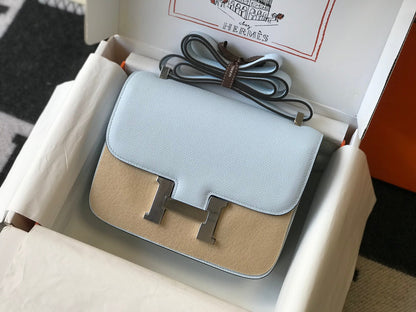 Constance 24 cuir Epsom bleu nuage, finitions dorées