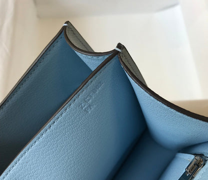 Constance 24 cuir Epsom bleu nuage, finitions dorées