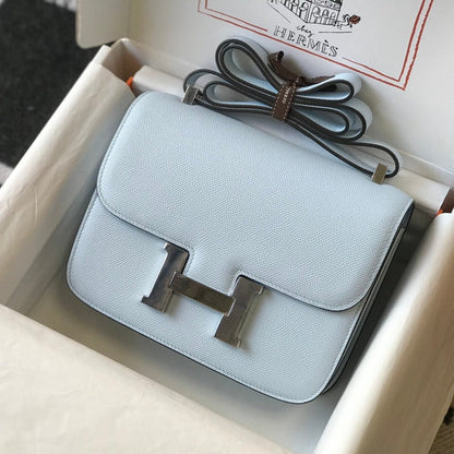 Constance 24 cuir Epsom bleu nuage, finitions dorées