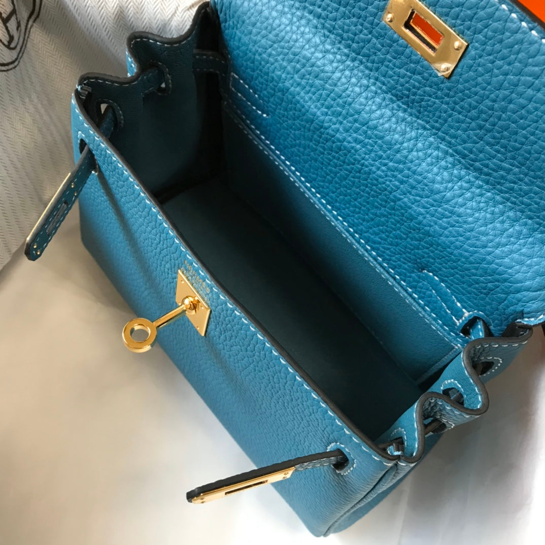 Sac HM Mini Kelly 20 cm en cuir Togo bleu jean avec finitions dorées