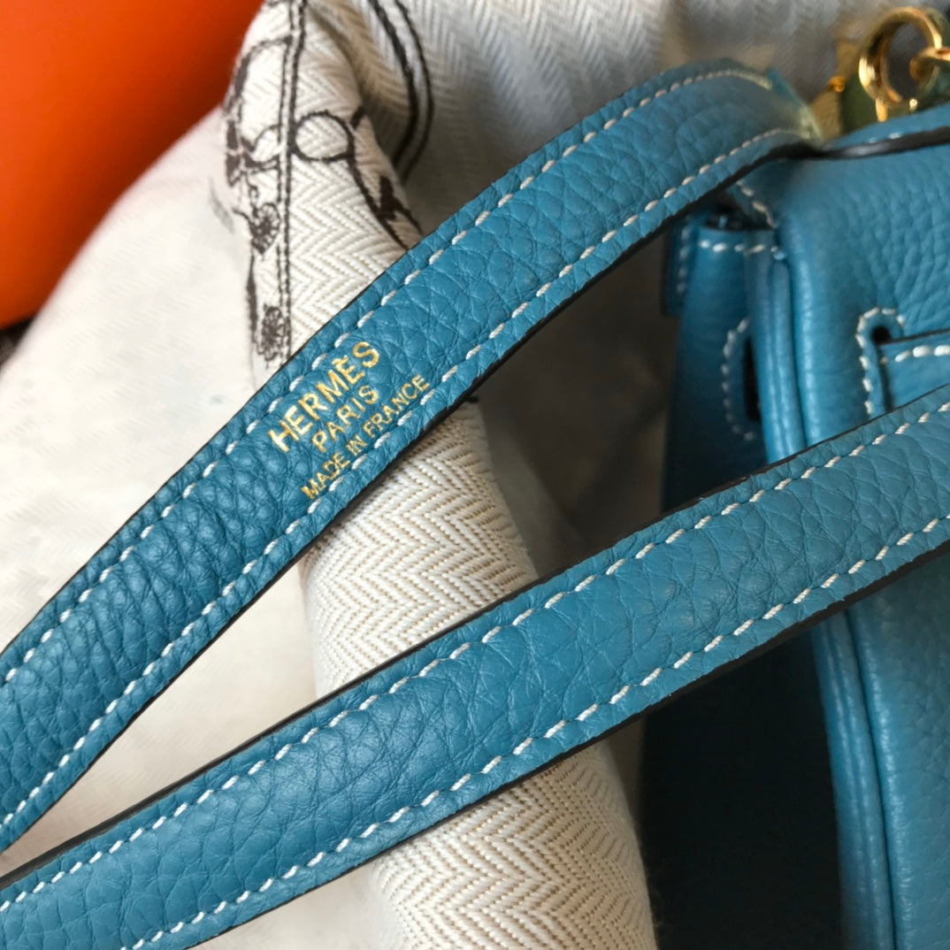 Sac HM Mini Kelly 20 cm en cuir Togo bleu jean avec finitions dorées