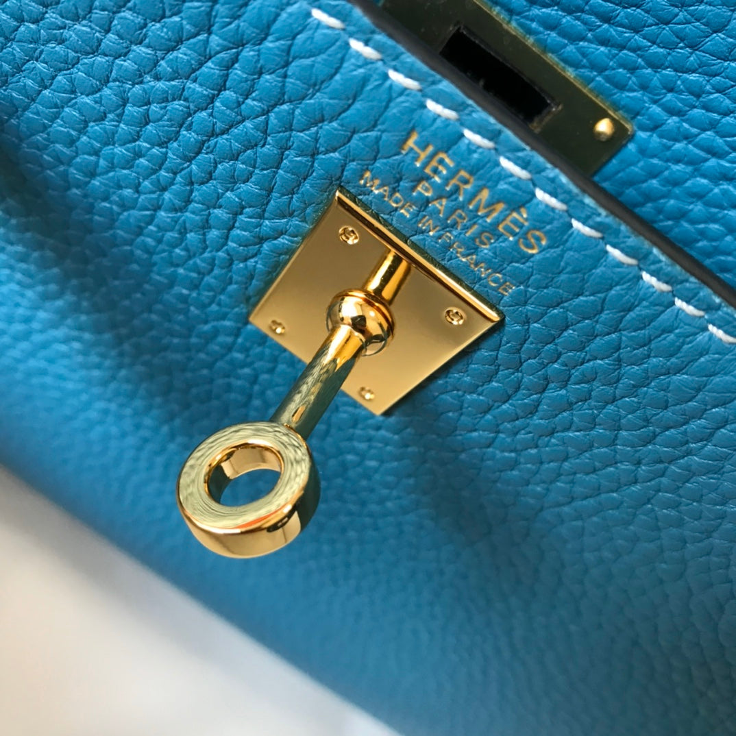 Sac HM Mini Kelly 20 cm en cuir Togo bleu jean avec finitions dorées