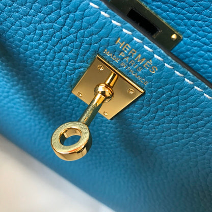 Sac HM Mini Kelly 20 cm en cuir Togo bleu jean avec finitions dorées