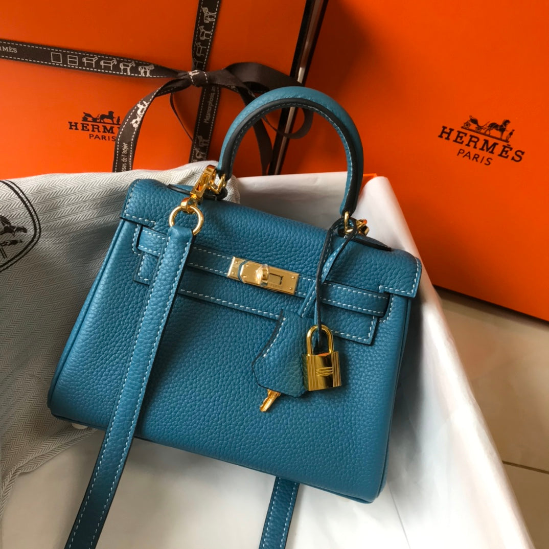 Sac HM Mini Kelly 20 cm en cuir Togo bleu jean avec finitions dorées