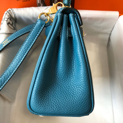 Sac HM Mini Kelly 20 cm en cuir Togo bleu jean avec finitions dorées