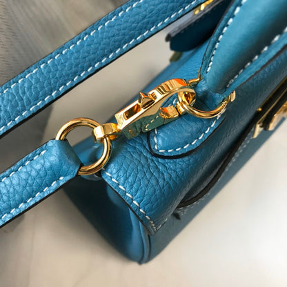 Sac HM Mini Kelly 20 cm en cuir Togo bleu jean avec finitions dorées