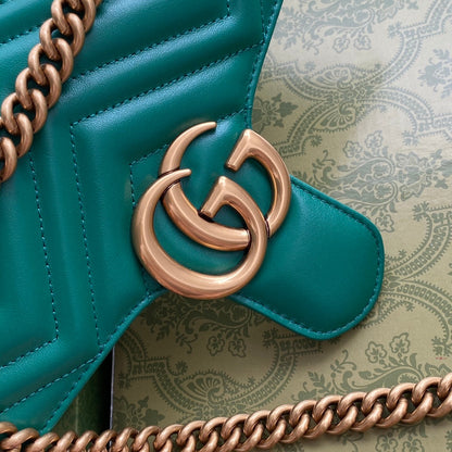 gg marmont 26 cm en cuir de veau vert avec finitions dorées