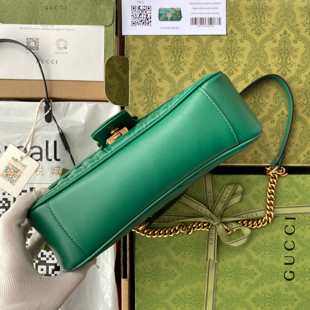 gg marmont 26 cm en cuir de veau vert avec finitions dorées