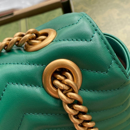 gg marmont 26 cm en cuir de veau vert avec finitions dorées