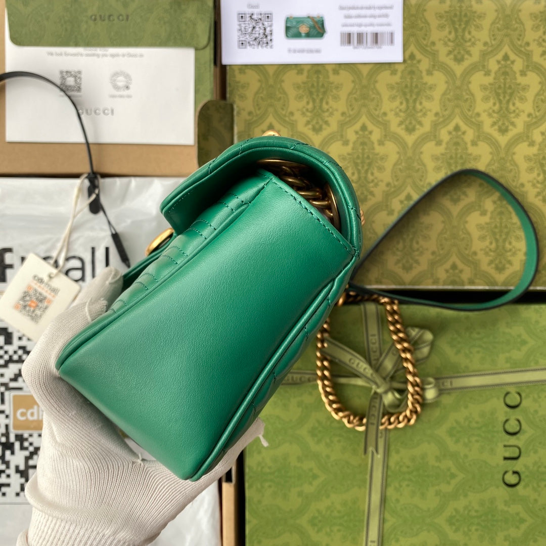 gg marmont 26 cm en cuir de veau vert avec finitions dorées