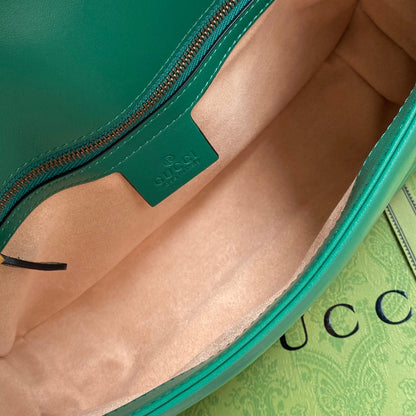 gg marmont 26 cm en cuir de veau vert avec finitions dorées