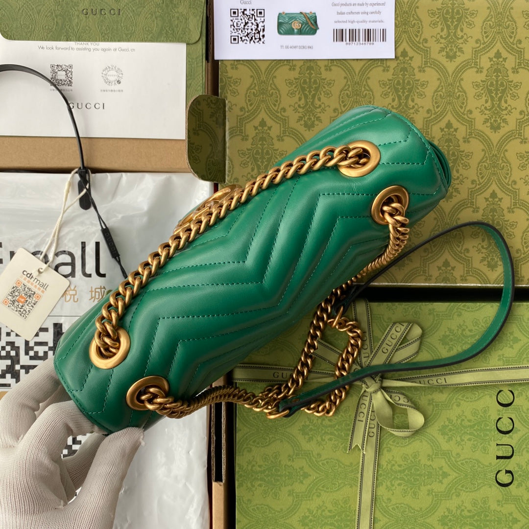 gg marmont 26 cm en cuir de veau vert avec finitions dorées